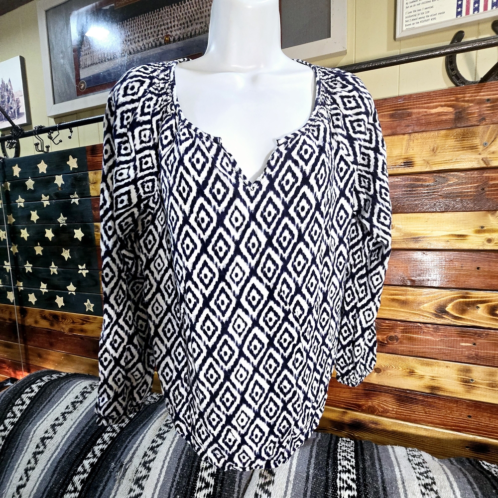 Faded Glory Navy Blue White Ikat Diamond Print Rayon Split V Neck Blouse M Top